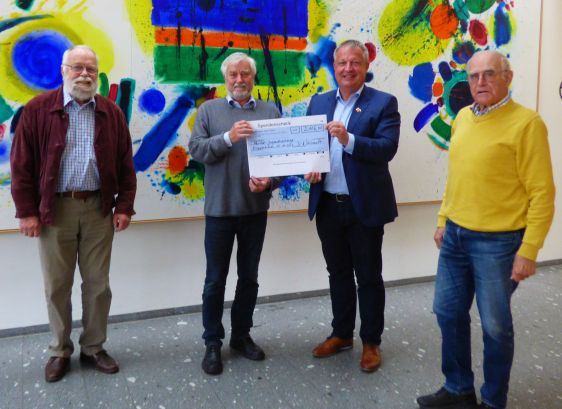 Übergabe des Spendenschecks an Mürgermeister Mussler